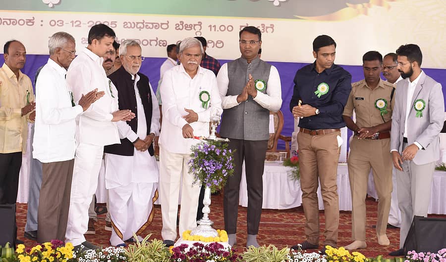 <div class="paragraphs"><p>ಯಾದಗಿರಿಯಲ್ಲಿ ಬುಧವಾರ ನಡೆದ ರಾಜ್ಯಮಟ್ಟದ ಯುವಜನೋತ್ಸವಕ್ಕೆ ಸಚಿವ ಶರಣಬಸಪ್ಪ ದರ್ಶನಾಪುರ ಅವರು ಚಾಲನೆ ನೀಡಿದರು. </p></div>