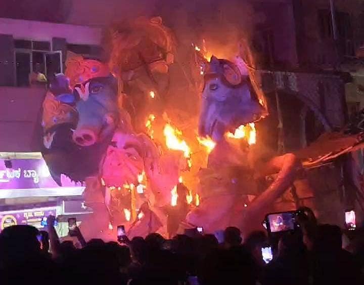 ಕೂಡಿಗೆ ಹನುಮ ಸೇನಾ ಸಮಿತಿಯ ಉತ್ಸವ ಮಂಟಪದ ಪ್ರದರ್ಶನದ ವೇಳೆ ಬೆಂಕಿ ಅವಘಡ ಸಂಭವಿಸಿತು
