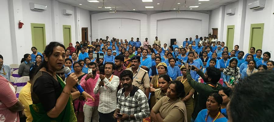 ಹಟ್ಟಿ ಚಿನ್ನದ ಗಣಿ ಕಂಪನಿಯ ಅತಿಥಿ ಗೃಹದಲ್ಲಿ ಮಹಿಳಾ ಕಾರ್ಮಿಕರ ಸಂವಾದ ಕಾರ್ಯಕ್ರಮದಲ್ಲಿ ರಾಜ್ಯ ಮಹಿಳಾ ಆಯೋಗದ ಅಧ್ಯಕ್ಷೆ ನಾಗಲಕ್ಷ್ಮಿ ಚೌದರಿ ಮಾತನಾಡಿದರು 