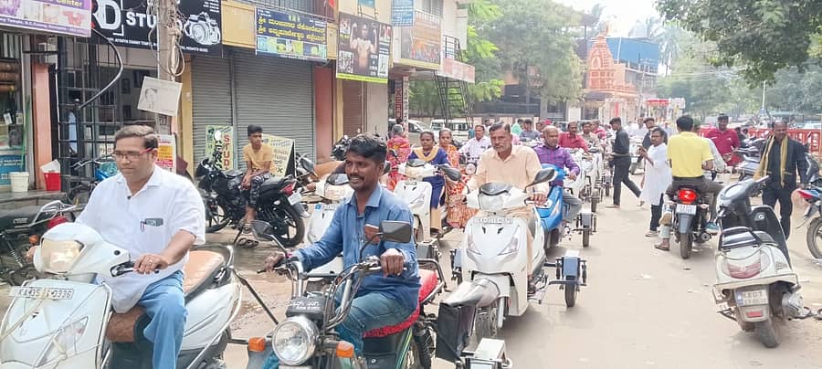 ಹೊಸಪೇಟೆಯಲ್ಲಿ ಬುಧವಾರ ವಿಶೇಷ ಚೇತನರಿಂದ ಕಾನೂನು ಅರಿವು ಜಾಥಾ ನಡೆಯಿತು