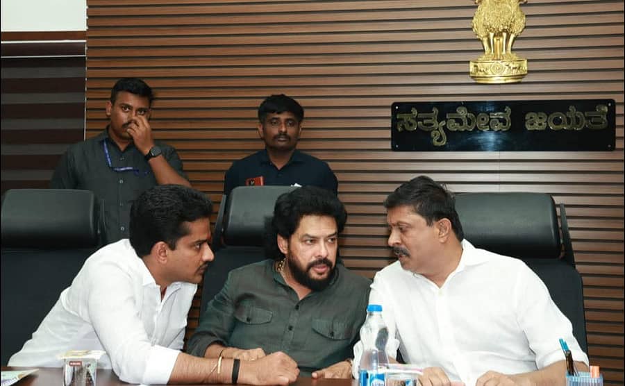 ಬಳ್ಳಾರಿಯ ಜಿಲ್ಲಾಡಳಿತ ಭವನದಲ್ಲಿ ಮಂಗಳವಾರ ನಡೆದ ನಗರಾಭಿವೃದ್ಧಿ ಇಲಾಖೆಯ ಪ್ರಗತಿ ಪರಿಶೀಲನಾ ಸಭೆಯ ವೇಳೆ ಜಿಲ್ಲೆಯ ಶಾಸಕರೊದಿಗೆ ಆಪ್ತ ಸಮಾಲೋಚನೆ ನಡೆಸುತ್ತಿದ್ದ ಸಚಿವ ಬೈರತಿ ಸುರೇಶ್