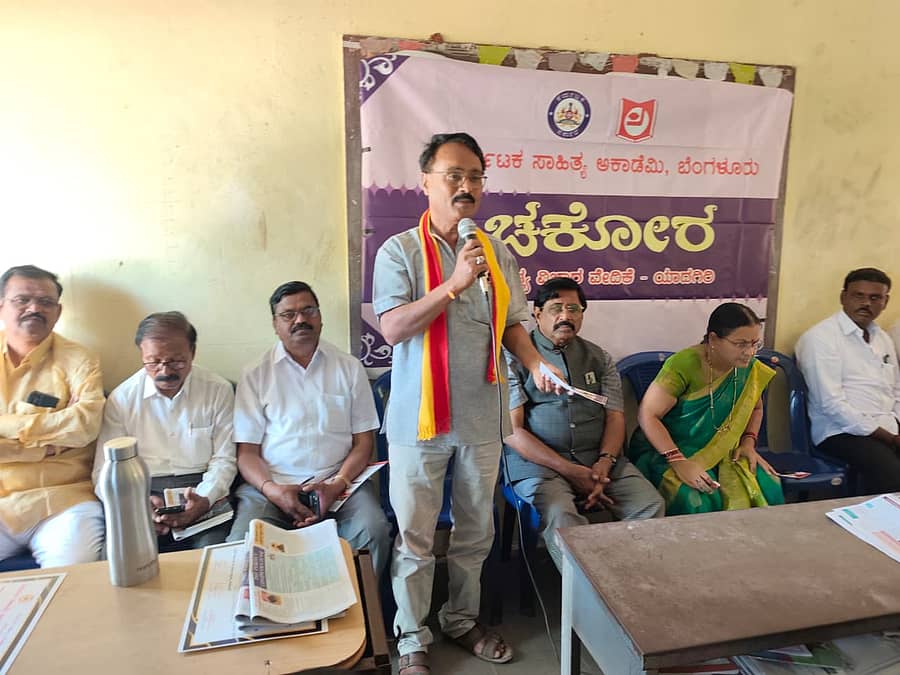 ಹುಣಸಗಿ ತಾಲ್ಲೂಕಿನ ಬೆನಕನಹಳ್ಳಿ ಗ್ರಾಮದ ಸರ್ಕಾರಿ ಪ್ರೌಢಶಾಲೆಯಲ್ಲಿ ಹಮ್ಮಿಕೊಂಡಿದ್ದ ಕಾರ್ಯಕ್ರಮದಲ್ಲಿ ಕಸಾಪ ತಾಲ್ಲೂಕು ಘಟಕದ ಅಧ್ಯಕ್ಷ ವೆಂಕಟಗಿರಿ ದೇಶಪಾಂಡೆ ಮಾತನಾಡಿದರು