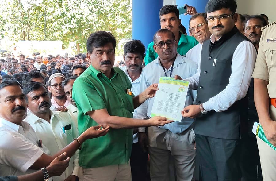 ಭಟ್ಕಳದ ಅರಣ್ಯ ಭೂಮಿ ಹಕ್ಕು ಹೋರಾಟಗಾರರ ವೇದಿಕೆ ವತಿಯಿಂದ ಬುಧವಾರ ನಡೆದ ಜಿಲ್ಲಾ ಮಟ್ಟದ ಅರಣ್ಯವಾಸಿಗಳ ಕಾನೂನು ಜಾಗೃತ ಜಾಥದಲ್ಲಿ ತಹಶೀಲ್ದಾರ್ ನಾಗೇಂದ್ರ ಕೊಳಶೆಟ್ಟಿ ಅವರಿಗೆ ಮನವಿ ಸಲ್ಲಿಸಲಾಯಿತು