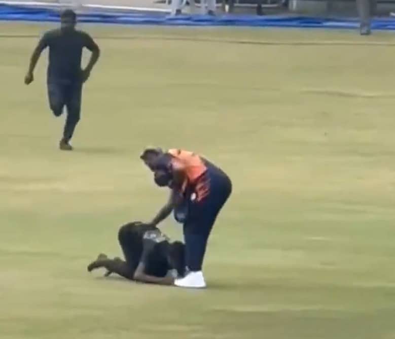 <div class="paragraphs"><p>ಹಾರ್ದಿಕ್ ಪಾಂಡ್ಯ ಕಾಲಿಗೆ ಬಿದ್ದ ಅಭಿಮಾನಿ</p></div>