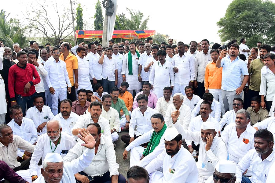 ಕಲಬುರಗಿ ಆಳಂದ ವೃತ್ತದ ಸಮೀಪದಲ್ಲಿ ಬುಧವಾರ ಬಿಜೆಪಿ ಮುಖಂಡ ಹರ್ಷಾನಂದ ಗುತ್ತೇದಾರ ನೇತೃತ್ವದಲ್ಲಿ ಕಲಬುರಗಿ– ಆಳಂದ ರಾಷ್ಟ್ರೀಯ ಹೆದ್ದಾರಿ ಸಂಚಾರ ತಡೆದು ರೈತರು ಪ್ರತಿಭಟನೆ ನಡೆಸಿದರು