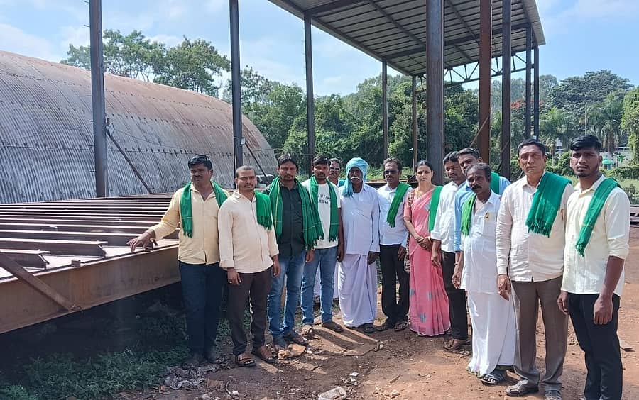 ಹೊಸಪೇಟೆಯಲ್ಲಿ ಬುಧವಾರ ಕ್ರೆಸ್ಟ್‌ಗೇಟ್‌ ತಯಾರಿ ಸ್ಥಳಕ್ಕೆ ಭೇಟಿ ನೀಡಿದ ರೈತಸಂಘದ ಮುಖಂಡರು ಪರಿಶೀಲನೆ ನಡೆಸಿದರು  –ಪ್ರಜಾವಾಣಿ ಚಿತ್ರ