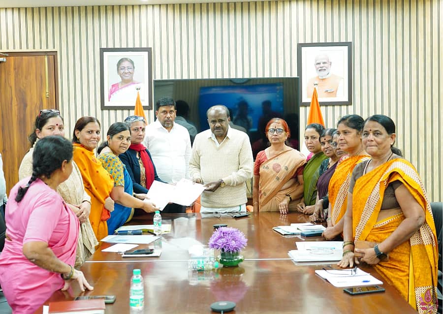 ಅಂಗನವಾಡಿ ನೌಕರರ ಸಂಘದ ವರಲಕ್ಷ್ಮಿ ಸೇರಿದಂತೆ ಪ್ರಮುಖರು ಎಚ್‌.ಡಿ.ಕುಮಾರಸ್ವಾಮಿ ಅವರಿಗೆ ಮನವಿ ಸಲ್ಲಿಸಿದರು. ಕೋಲಾರ ಸಂಸದ ಎಂ. ಮಲ್ಲೇಶಬಾಬು ಇದ್ದರು. 