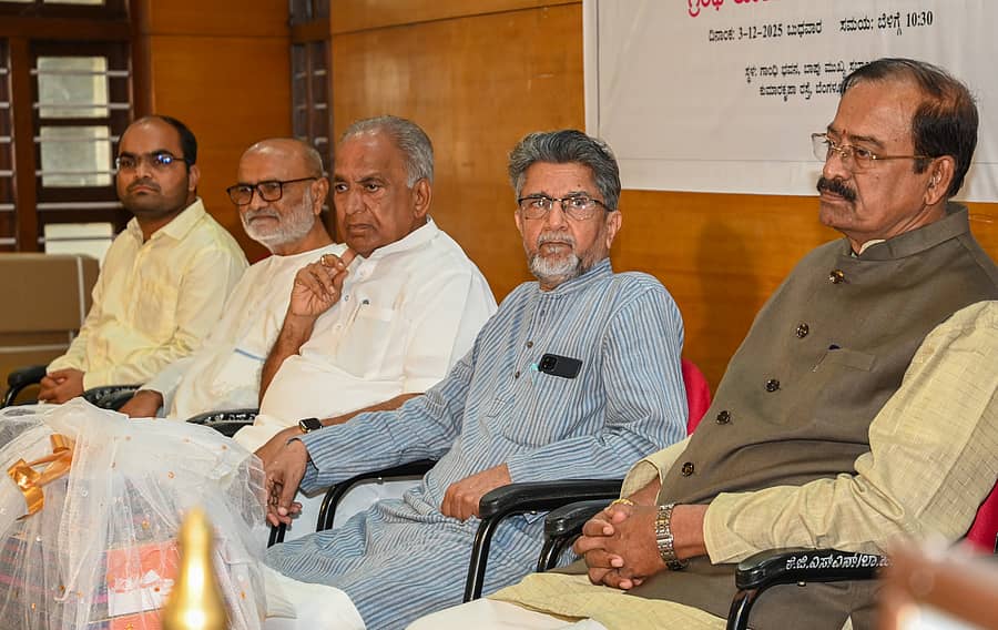 ನಗರದ ಗಾಂಧಿ ಭವನದಲ್ಲಿ ಬಸವ ಸೇವಾ ಪ್ರತಿಷ್ಠಾನ ಆಯೋಜಿಸಿದ್ದ ಬಸವ ಗೀತೆ 9 ಸಂಪುಟಗಳ ಜನಾರ್ಪಣೆ ಕಾರ್ಯಕ್ರಮದಲ್ಲಿ ವಿಶ್ವನಾಥ ಬಸವರಾಜ ಸ್ವಾಮಿ, ಬಸವರಾಜ ಸ್ವಾಮಿ, ಸಚಿವ ಎನ್.ಎಸ್. ಬೋಸರಾಜು, ಲಕ್ಷೀಶ ತೋಳ್ಪಾಡಿ ಮತ್ತು ಮಲ್ಲೇಪುರಂ ಜಿ. ವೆಂಕಟೇಶ ಉಪಸ್ಥಿತರಿದ್ದರು.        ಪ್ರಜಾವಾಣಿ ಚಿತ್ರ