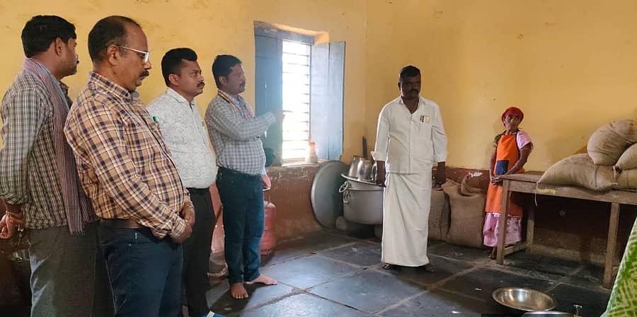 ಬ್ಯಾಡಗಿ ತಾಲ್ಲೂಕಿನ ತಡಸ ಗ್ರಾಮದ ಸರ್ಕಾರಿ ಹಿರಿಯ ಪ್ರಾಥಮಿಕ ಶಾಲೆಗೆ ಭೇಟಿ ನೀಡಿದ ತಾಲ್ಲೂಕು ಪಂಚಾಯಿತಿ ಕೆ.ಎಂ.ಮಲ್ಲಿಕಾರ್ಜುನ ಹಾಗೂ ವಸಂತ ಬೀರಣ್ಣನವರ ಬೇಳೆಯನ್ನು ಪರಿಶೀಲಿಸಿದರು