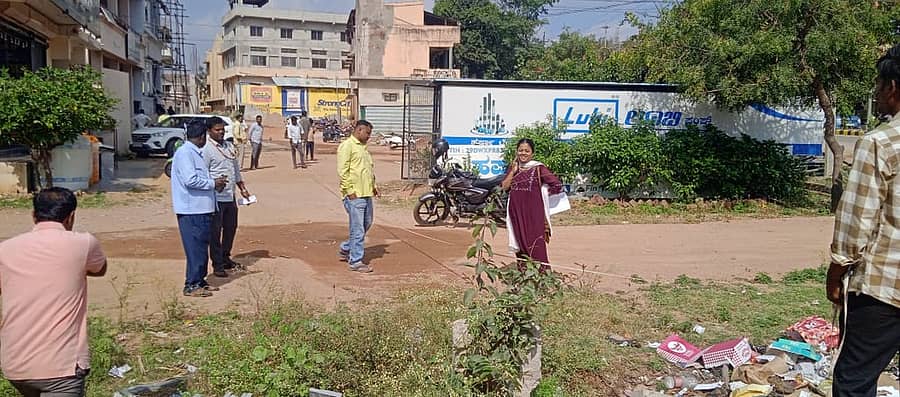 ಕುಷ್ಟಗಿ ಪುರಸಭೆ ಅಧಿಕಾರಿಗಳು ಬುಧವಾರ ಕೊಪ್ಪಳ ರಸ್ತೆಯ ಶೆಟ್ಟರ್ ಬಡಾವಣೆ ಉದ್ಯಾನ ಜಾಗ ಗುರುತಿಸುವ ಪ್ರಕ್ರಿಯೆ ನಡೆಸಿದರು
