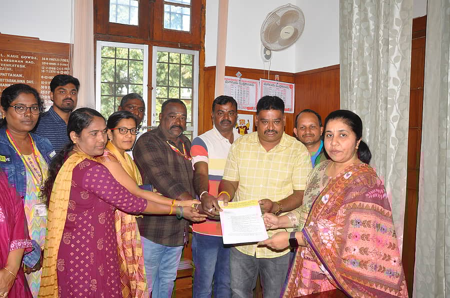 ಪೌರ ನೌಕರರ ಸಂಘದ ಜಿಲ್ಲಾ ಶಾಖೆ ಮುಖಂಡರು ಜಿಲ್ಲಾಧಿಕಾರಿ ಮೀನಾ ನಾಗರಾಜ್ ಅವರಿಗೆ ಮನವಿ ಸಲ್ಲಿಸಿದರು