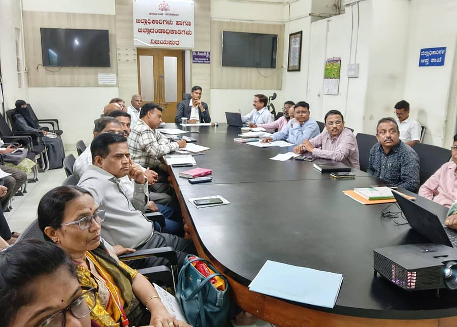 ವಿಜಯಪುರ ಜಿಲ್ಲಾಧಿಕಾರಿ ಕಚೇರಿ ಸಭಾಂಗಣದಲ್ಲಿ ಜಿಲ್ಲಾಧಿಕಾರಿ ಡಾ.ಕೆ. ಆನಂದ ಅವರು ಪಲ್ಸ್ ಪೊಲಿಯೋ ಕುರಿತು ಬುಧವಾರ ಪೂರ್ವಸಿದ್ಧತಾ ಸಭೆ ನಡೆಸಿದರು