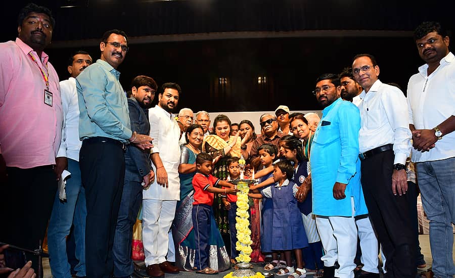 ಕಲಬುರಗಿಯ ಡಾ. ಎಸ್.ಎಂ. ಪಂಡಿತ ರಂಗಮಂದಿರದಲ್ಲಿ ಮಂಗಳವಾರ ಹಮ್ಮಿಕೊಂಡಿದ್ದ ವಿಶ್ವ ವಿಕಲಚೇತನ ದಿನಾಚರಣೆ ಕಾರ್ಯಕ್ರಮವನ್ನು ಜಿಲ್ಲಾಧಿಕಾರಿ ಬಿ.ಫೌಜಿಯಾ ತರನ್ನುಮ್ ಅವರು ಮಕ್ಕಳಿಂದ ಉದ್ಘಾಟಿಸಿದರು