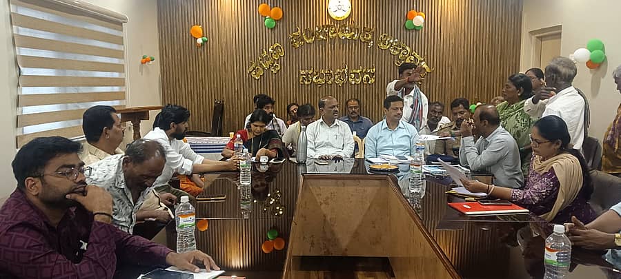 ಅಳ್ನಾವರದಲ್ಲಿ ತಹಶೀಲ್ದಾರ್ ಕಚೇರಿಯಲ್ಲಿ ಬುಧವಾರ ನಡೆದ ಎಸ್.ಎಸಿ, ಎಸ್.ಟಿ ಸಮಾಜದ ಕುಂದು ಕೊರತೆ ಸಭೆಯಲ್ಲಿ ಸಮಾಜದವರು ಅಹವಾಲು ಸಲ್ಲಿಸಿದರು