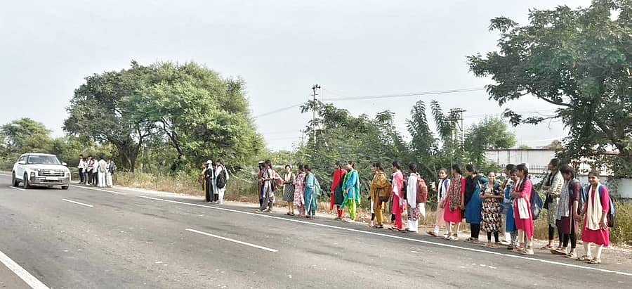 ಜೇವರ್ಗಿ ಪಟ್ಟಣದ ಹೊರವಲಯದಲ್ಲಿನ ನರ್ಸಿಂಗ್ ಕಾಲೇಜಿನ ವಿದ್ಯಾರ್ಥಿಗಳು ಬಸ್ಗಾಗಿ ಹೆದ್ದಾರಿ ಬದಿ ಕಾಯುತ್ತಿರುವುದು