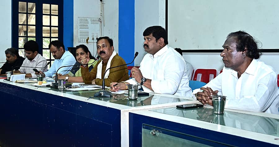 ಹುಬ್ಬಳ್ಳಿ–ಧಾರವಾಡ ಮಹಾನಗರ ಪಾಲಿಕೆಯಲ್ಲಿ ಬುಧವಾರ ನಡೆದ ಸರ್ವ ಪಕ್ಷಗಳ ಸದಸ್ಯರ ಸಭೆಯಲ್ಲಿ ಶಾಸಕ ಮಹೇಶ ಟೆಂಗಿನಕಾಯಿ ಮಾತನಾಡಿದರು