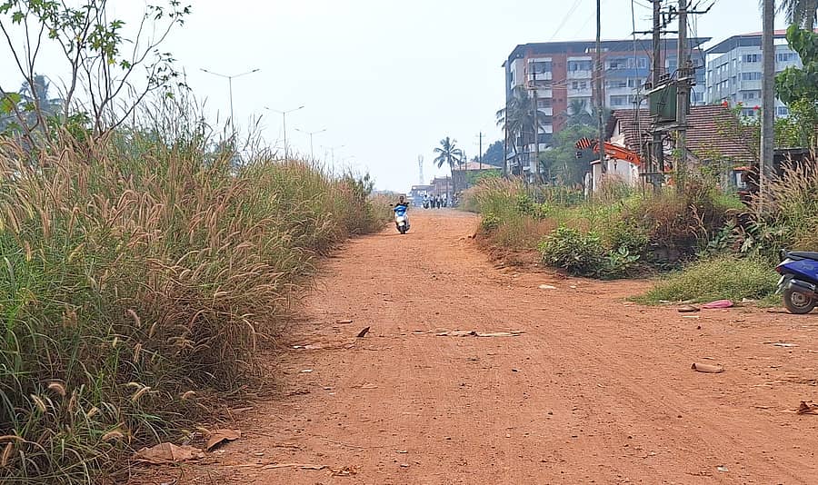 ಅಧೋಗತಿಗೆ ತಲುಪಿರುವ ಹೆದ್ದಾರಿ ಬದಿಯ ಸರ್ವಿಸ್ ರಸ್ತೆ