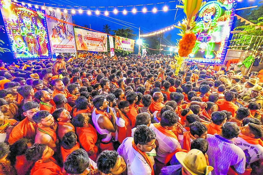 <div class="paragraphs"><p>ಕೊಪ್ಪಳದ ಅಂಜನಾದ್ರಿಯಲ್ಲಿ ಹನುಮ ಮಾಲಾಧಾರಿಗಳು ಜಮಾಯಿಸಿದ್ದರು</p></div>