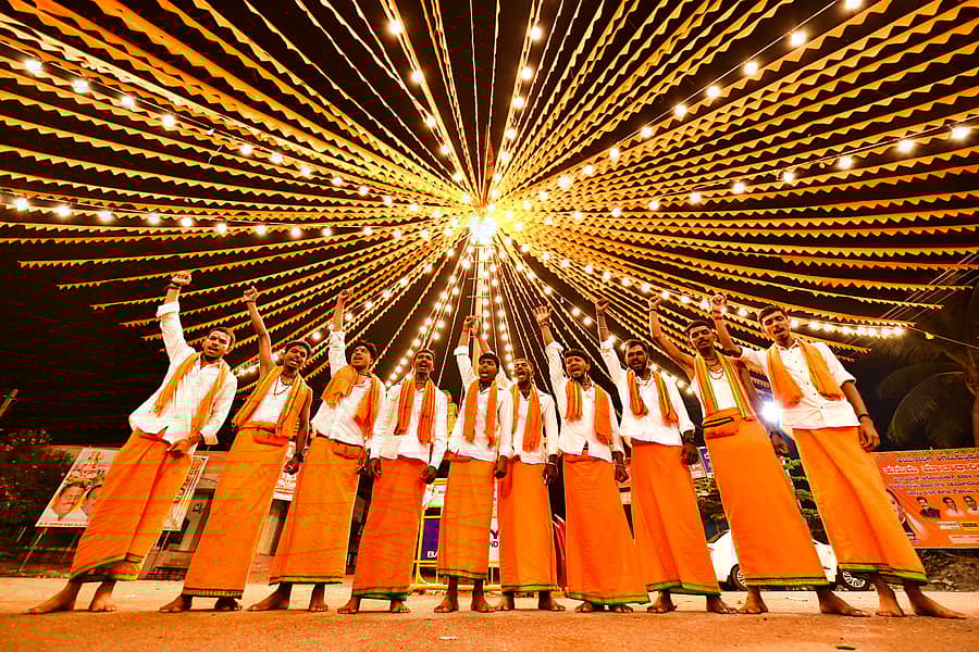 ಹನುಮಮಾಲೆ ವಿಸರ್ಜನೆ ಹಿನ್ನೆಲೆಯಲ್ಲಿ ಅಂಜನಾದ್ರಿಗೆ ಆಗಮಿಸಿದ್ದ ಬೆಳಗಾವಿ ಜಿಲ್ಲೆ ಅಂಕಲಗಿಯ ಹನುಮಮಾಲಾಧಾರಿಗಳು ದೀಪಾಲಂಕೃತ ವೃತ್ತವೊಂದರಲ್ಲಿ ಹಿಂದೂ ಧಾರ್ಮಿಕ ಘೋಷಣೆಗಳನ್ನು ಕೂಗಿ ಸಂಭ್ರಮಿಸಿದರು –ಪ್ರಜಾವಾಣಿ ಚಿತ್ರಗಳು/ಭರತ್ ಕಂದಕೂರ