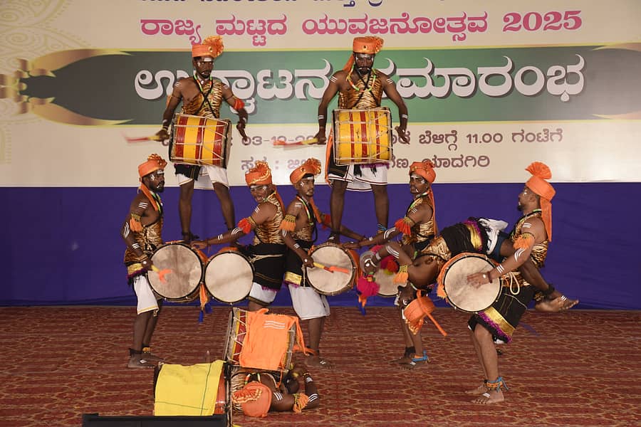 ಯಾದಗಿರಿಯಲ್ಲಿ ಬುಧವಾರ ನಡೆದ ರಾಜ್ಯಮಟ್ಟದ ಯುವಜನೋತ್ಸವದಲ್ಲಿ ಡೊಳ್ಳಿನ ನೃತ್ಯ ಪ್ರದರ್ಶಿಸಿದ ಚಿತ್ರದುರ್ಗದ ತಂಡ