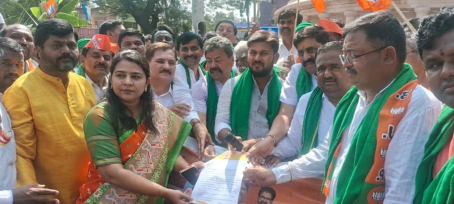 ಹೊಸಪೇಟೆಯಲ್ಲಿ ಮಂಗಳವಾರ ರೈತರ ವಿವಿಧ ಬೇಡಿಕೆ ಈಡೇರಿಸಲು ಆಗ್ರಹಿಸಿ ಬಿಜೆಪಿ ವತಿಯಿಂದ ಪ್ರತಿಭಟನೆ ನಡೆದು ತಹಶೀಲ್ದಾರ್‌ಗೆ ಮನವಿ ಸಲ್ಲಿಸಲಾಯಿತು  –ಪ್ರಜಾವಾಣಿ ಚಿತ್ರ