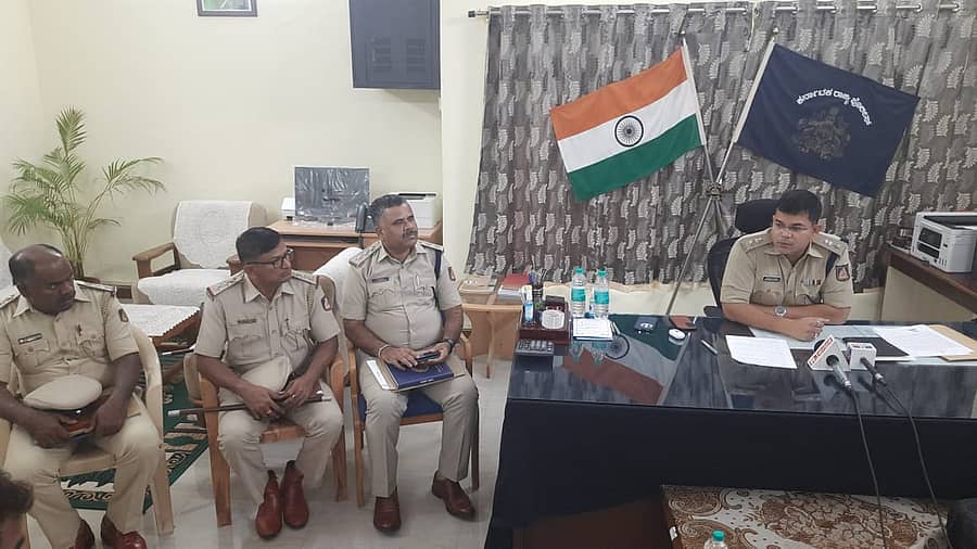 ಕೆಜಿಎಫ್ ಜಿಲ್ಲಾ ಪೊಲೀಸ್ ಕಚೇರಿಯಲ್ಲಿ ಬುಧವಾರ ಜಿಲ್ಲಾ ಪೊಲೀಸ್ ವರಿಷ್ಠಾಧಿಕಾರಿ ಶಿವಾಂಶು ರಜಪೂತ್ ಪತ್ರಿಕಾಗೋಷ್ಠಿಯಲ್ಲಿ ಮಾತನಾಡಿದರು. ಡಿವೈಎಸ್ಪಿ ಲಕ್ಷ್ಮಯ್ಯ ಹಾಜರಿದ್ದರು