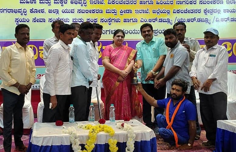 ಹೊಸಪೇಟೆಯಲ್ಲಿ ಬುಧವಾರ ನಡೆದ ವಿಶ್ವ ಅಂಗವಿಕಲ ದಿನಾಚರಣೆಯಲ್ಲಿ ಕ್ರೀಡಾಕೂಟ ಮತ್ತು ಸಾಂಸ್ಕೃತಿಕ ಸ್ಪರ್ಧೆಗಳಲ್ಲಿ ವಿಜೇತರಾದವರಿಗೆ ಜಿಲ್ಲಾಧಿಕಾರಿ ಕವಿತಾ ಎಸ್.ಮನ್ನಿಕೇರಿ ಬಹುಮಾ ವಿತರಿಸಿದರು –ಪ್ರಜಾವಾಣಿ ಚಿತ್ರ