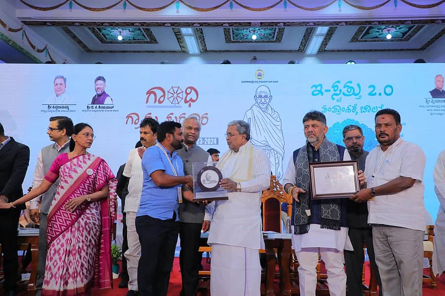 <div class="paragraphs"><p>ಬೆಂಗಳೂರಿನ ವಿಧಾನಸೌಧದ ಬಾಂಕ್ವೆಟ್ ಹಾಲ್ನಲ್ಲಿ ಸೋಮವಾರ ನಡೆದ ಕಾರ್ಯಕ್ರಮದಲ್ಲಿ ‘ಗಾಂಧಿ ಗ್ರಾಮ ಪುರಸ್ಕಾರ’</p></div>