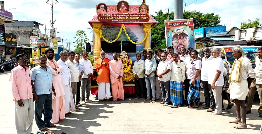 ಹಲಗೂರಿಗೆ ಆಗಮಿಸಿದ ಶಿವರಾತ್ರೀಶ್ವರ ಜಯಂತ್ಯುತ್ಸವ ಪ್ರಚಾರ ರಥಕ್ಕೆ ಪೂಜೆ ಸಲ್ಲಿಸಿದ ನಂತರ ಷಡಕ್ಷರ ಸ್ವಾಮೀಜಿ ಮಾತನಾಡಿದರು