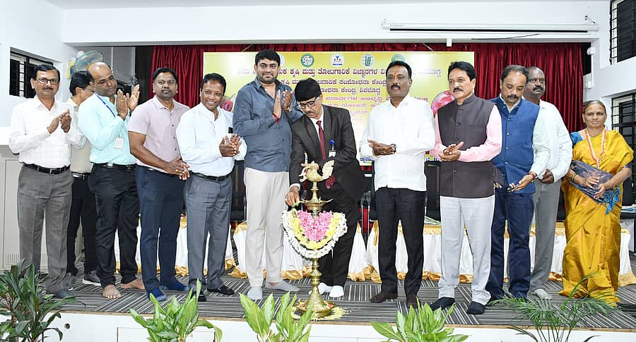 ಕೃಷಿ ವಿಶ್ವವಿದ್ಯಾಲಯದಲ್ಲಿ ನಡೆದ ಅಡಿಕೆಯಲ್ಲಿ ಮಿಶ್ರ ಬೆಳೆಯಾಗಿ ಜಾಯಿಕಾಯಿ ತರಬೇತಿ ಕಾರ್ಯಕ್ರಮವನ್ನು ಬಿ. ಹೇಮ್ಲಾನಾಯ್ಕ ಉದ್ಘಾಟಿಸಿದರು