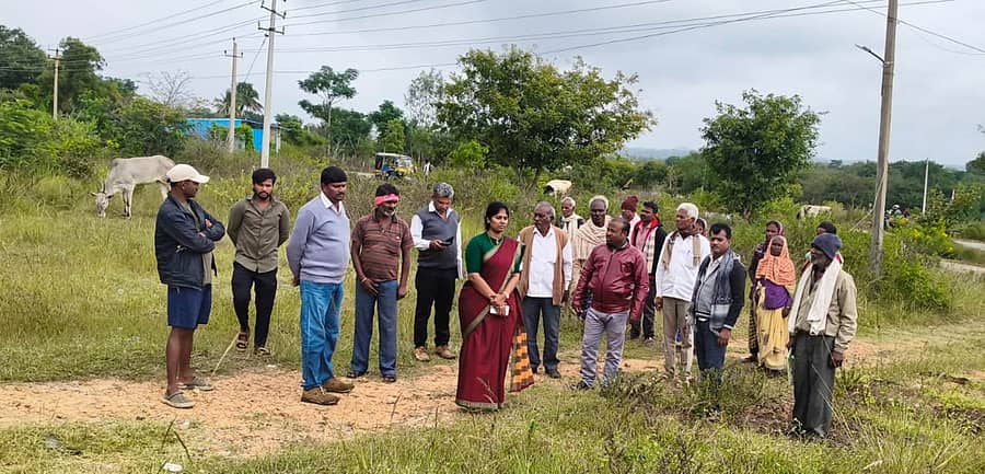 ಶಿಡ್ಲಘಟ್ಟ ತಾಲ್ಲೂಕು ದಿಬ್ಬೂರಹಳ್ಳಿ ಗ್ರಾಮ ಪಂಚಾಯಿತಿಗೆ ಸೇರಿದ ಗೋಮಾಳ ಜಮೀನಿಗೆ ತಹಶೀಲ್ದಾರ್ ಎನ್.ಗಗನ ಸಿಂಧು ಭೇಟಿ ನೀಡಿ ಪರಿಶೀಲಿಸಿದರು