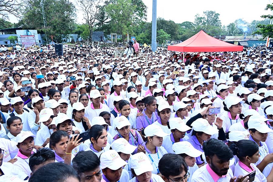 ಚಿತ್ರದುರ್ಗದ ಒನಕೆ ಓಬವ್ವ ವೃತ್ತದಲ್ಲಿ ಬುಧವಾರ ನಡೆದ ನಶಾ ಮುಕ್ತ, ಅಂಗಾಂಗ ದಾನ ಜಾಗೃತಿ ಅಭಿಯಾನದಲ್ಲಿ ವೈದ್ಯಕೀಯ ಕಾಲೇಜು, ನರ್ಸಿಂಗ್ ವಿದ್ಯಾರ್ಥಿಗಳು ಭಾಗವಹಿಸಿದ್ದರು