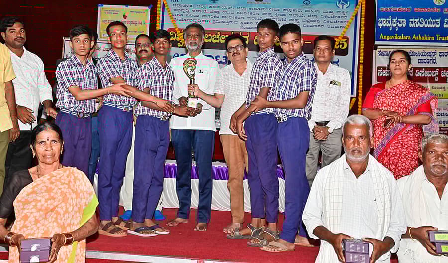 ದಾವಣಗೆರೆಯ ಜಿಲ್ಲಾಡಳಿತ ಭವನದಲ್ಲಿ ವಿಶ್ವ ಅಂಗವಿಕಲರ ದಿನಾಚರಣೆ ಅಂಗವಾಗಿ ಬುಧವಾರ ಏರ್ಪಡಿಸಿದ್ದ ಸಮಾರಂಭದಲ್ಲಿ ವಿವಿಧ ಸ್ಪರ್ಧೆಯಲ್ಲಿ ವಿಜೇತರಾದವರಿಗೆ ಶಾಸಕ ಕೆ.ಎಸ್. ಬಸವಂತಪ್ಪ ಹಾಗೂ ‘ಧೂಡಾ’ ಅಧ್ಯಕ್ಷ ದಿನೇಶ್ ಶೆಟ್ಟಿ ಬಹುಮಾನ ವಿತರಿಸಿದರು –ಪ್ರಜಾವಾಣಿ ಚಿತ್ರ