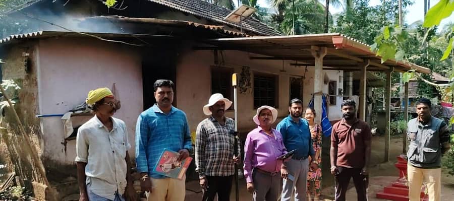 <div class="paragraphs"><p>ಹೆಬ್ರಿ ತಾಲ್ಲೂಕಿನ ನಾಡ್ಪಾಲು ಗ್ರಾಮದಲ್ಲಿ ಅರಣ್ಯ ಮತ್ತು ಕಂದಾಯ ಇಲಾಖೆಯ ಜಂಟಿ ಸರ್ವೆ ಕಾರ್ಯವನ್ನು ಮಂಗಳವಾರ ಆರಂಭಿಸಲಾಯಿತು.</p></div>