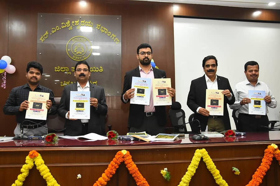 ಎಸ್‌ಎಸ್‌ಎಲ್‌ಸಿ ಫಲಿತಾಂಶ ಸುಧಾರಣೆ ಹಿನ್ನೆಲೆಯಲ್ಲಿ ಚಿಕ್ಕಬಳ್ಳಾಪುರದಲ್ಲಿ ನಡೆದ ಸಭೆಯಲ್ಲಿ ರಾಜ್ಯ ಪಠ್ಯಕ್ರಮದ ಮೌಲ್ಯಮಾಪನ ಆಧಾರಿತ ಪಠ್ಯದ ಕಿರು ಪುಸ್ತಕ ಲೋಕಾರ್ಪಣೆಗೊಳಿಸಲಾಯಿತು