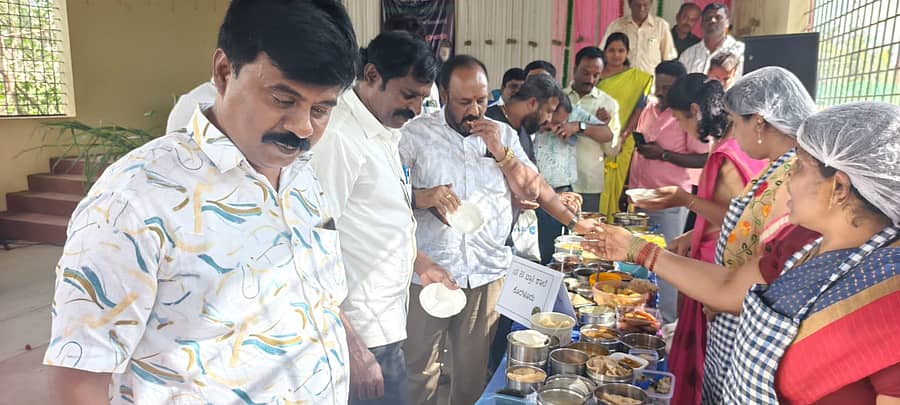 ಅಂಗನವಾಡಿ ಅಡುಗೆ ಸಹಾಯಕರಲ್ಲಿರುವ ಪಾಕ ಕಲೆ ಪ್ರದರ್ಶಿಸುವ ಸಲುವಾಗಿ ಸಮೇತನಹಳ್ಳಿ ಕ್ಲಸ್ಟರ್ ಮಟ್ಟದಲ್ಲಿ ಅಂಗನವಾಡಿ ಅಡುಗೆ ಸಹಾಯಕರಿಂದ ಅಡುಗೆ ಸ್ವರ್ದೆ ಏರ್ಪಡಿಸಲಾಗಿತ್ತು