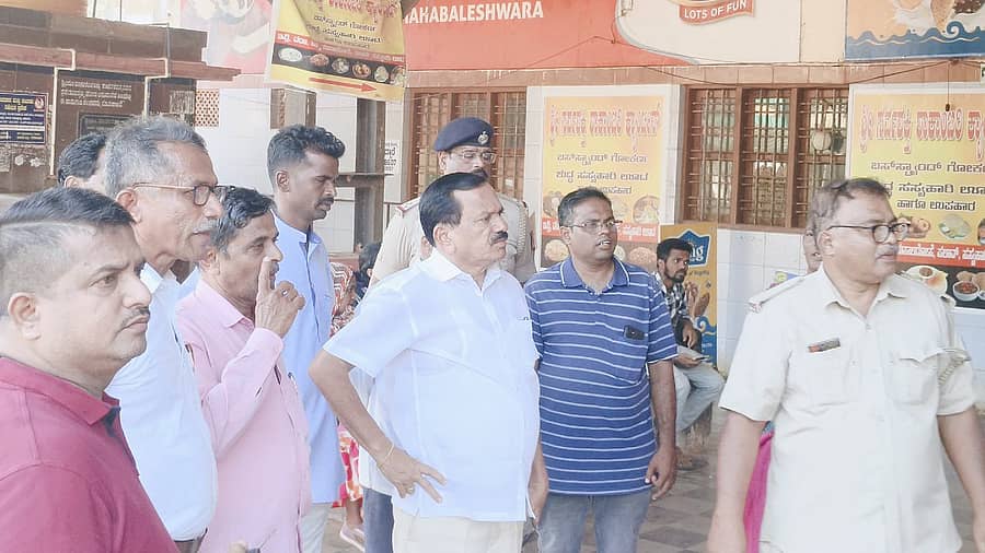 ಶಾಸಕ ದಿನಕರ ಶೆಟ್ಟಿ ಅವರು ಗೋಕರ್ಣದ ಬಸ್ ನಿಲ್ದಾಣ ಪರಿಶೀಲಿಸಿದರು