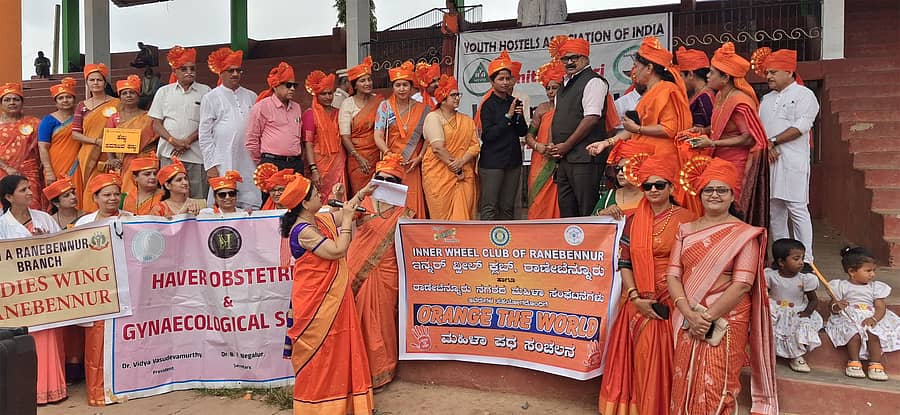 ರಾಣೆಬೆನ್ನೂರಿನ ನಗರಸಭೆ ಕ್ರೀಡಾಂಗಣದಲ್ಲಿ ಇನ್ನರ್‌ವೀಲ್‌ ಸಂಸ್ಥೆ ರಾಣೆಬೆನ್ನೂರು ಹಾಗೂ ವಿವಿಧ ಮಹಿಳಾ ಸಂಘಟನೆಗಳ ಪದಾಧಿಕಾರಿಗಳು ಮತ್ತು ಸದಸ್ಯರು ಏರ್ಪಡಿಸಿದ್ದ ಮಹಿಳೆಯರ ಮೇಲೆ ನಡೆಯುತ್ತಿರುವ ದೌರ್ಜನ್ಯ ತಡೆಯುವ ಆರೇಂಜ್‌ ದಿ ವರ್ಲ್ಡ ಮಹಿಳಾ ಜಾಗೃತಿ ಪಥ ಸಂಚನ ಕಾರ್ಯಕ್ರಮಕ್ಕೆ ಶಾಸಕ ಪ್ರಕಾಶ ಕೋಳಿವಾಡ ಚಾಲನೆ ನೀಡಿದರು