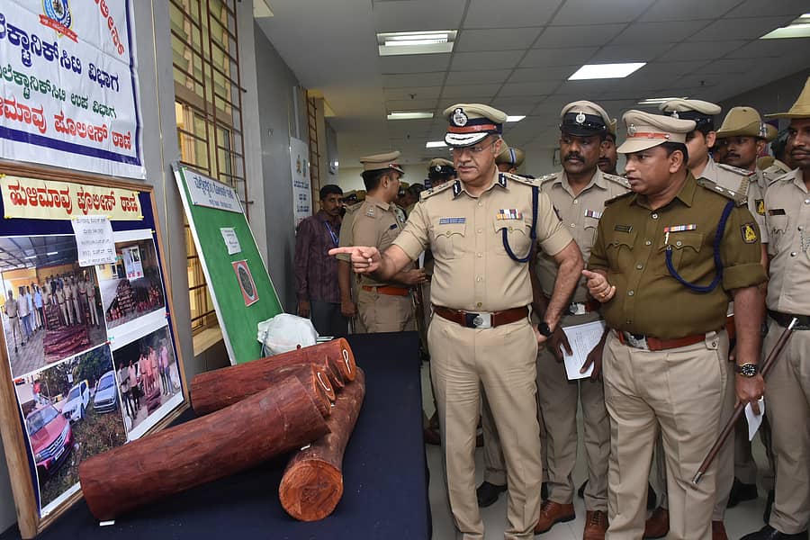 ಆರೋಪಿಗಳಿಂದ ಜಪ್ತಿ ಮಾಡಿಕೊಂಡ ರಕ್ತಚಂದನ ಮರದ ತುಂಡುಗಳನ್ನು ನಗರ ಪೊಲೀಸ್‌ ಕಮಿಷನರ್ ಸೀಮಾಂತ್‌ಕುಮಾರ್ ಸಿಂಗ್‌ ಅವರು ಪರಿಶೀಲಿಸಿದರು   