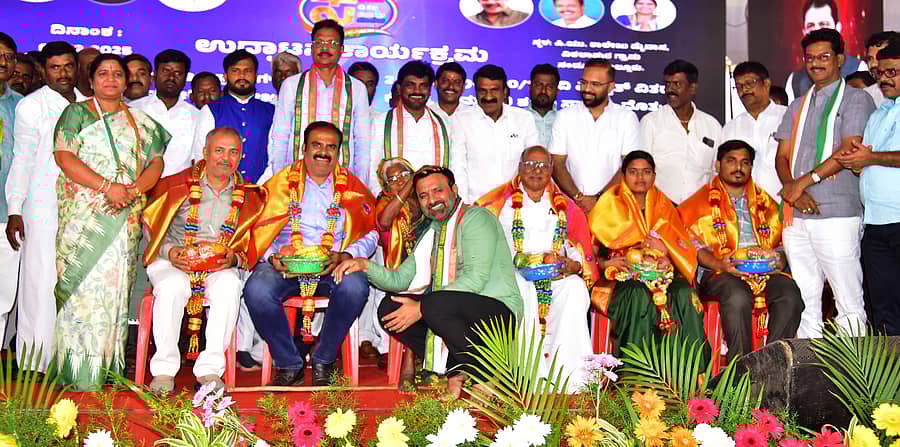 ಸಂಡೂರು ತಾಲ್ಲೂಕಿನ ವಿಠಲಾಪುರ ಗ್ರಾಮದಲ್ಲಿ ಬುಧವಾರ ನಡೆದ ಸಂಡೂರು ಸಂಕಲ್ಪ ಸಮರ್ಪಣಾ ಸಮಾವೇಶದಲ್ಲಿ ಸರ್ಕಾರಿ ಶಾಲಾ ಕಾಲೇಜುಗಳಿಗೆ ಉಚಿತವಾಗಿ ಭೂದಾನ ಮಾಡಿದ ವ್ಯಕ್ತಿಗಳನ್ನು ಗಣ್ಯರು ಸನ್ಮಾನಿಸಿ ಗೌರವಿಸಿದರು