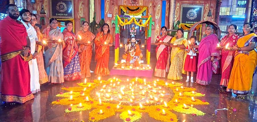 ದತ್ತ ಜಯಂತಿ ಅಂಗವಾಗಿ ನಡೆದ ದೀಪೋತ್ಸವದಲ್ಲಿ ದೀಪಗಳನ್ನು ಬೆಳಗಿಸಲಾಯಿತು