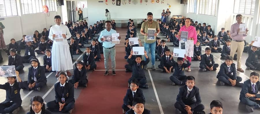 ಗುಂಡ್ಲುಪೇಟೆ ಪಟ್ಟಣದ ಕ್ರೈಸ್ತ ಪಬ್ಲಿಕ್ ಶಾಲೆಯಲ್ಲಿ ಪುರಸಭೆ ವತಿಯಿಂದ ಹಮ್ಮಿಕೊಂಡಿದ್ದ ನಾಯಿ ಕಡಿತ ಮತ್ತು ಸುರಕ್ಷಿತ ಕ್ರಮಗಳ ಕುರಿತ ಜಾಗೃತಿ ಕಾರ್ಯಕ್ರಮದಲ್ಲಿ ಮುಖ್ಯಾಧಿಕಾರಿ ಶರವಣ ವಿದ್ಯಾರ್ಥಿಗಳಿಗೆ ಅರಿವು ಮೂಡಿಸಿದರು