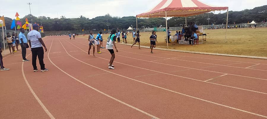 ಹಾಸನದ ಜಿಲ್ಲಾ ಕ್ರೀಡಾಂಗಣದಲ್ಲಿ ಗುರುವಾರ ಆರಂಭವಾದ ಆದಿಚುಂಚನಗಿರಿ ರಾಜ್ಯಮಟ್ಟದ ಕ್ರೀಡಾಕೂಟದ ರಿಲೇ ಓಟದ ನೋಟ.