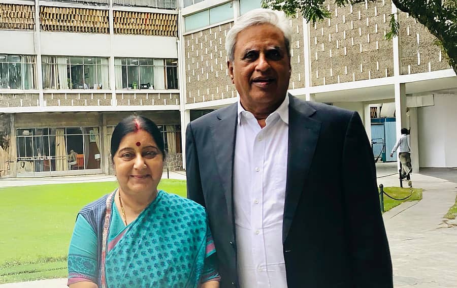 <div class="paragraphs"><p>ಪತ್ನಿ ಸುಷ್ಮಾ ಜೊತೆ  ಸ್ವರಾಜ್ ಕೌಶಲ್ </p></div>