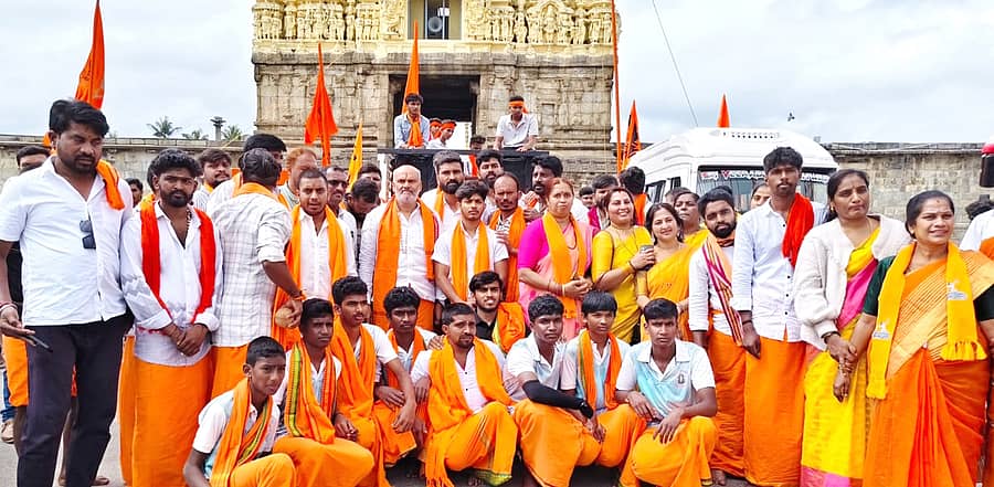 ಬೇಲೂರಿನ  ಚನ್ನಕೇಶವ ದೇಗುಲದ ಆವರಣದಲ್ಲಿ ಗುರುವಾರ ದತ್ತ ಮಾಲಾಧಾರಿಗಳು ಪೂಜೆ ಸಲ್ಲಿಸಿ ದತ್ತಯಾತ್ರೆಗೆ ತೆರಳಿದರು. ಶಾಸಕ ಎಚ್.ಕೆ.ಸುರೇಶ್, ಬಿಜೆಪಿ ತಾಲ್ಲೂಕು ಘಟಕದ ಅಧ್ಯಕ್ಷ  ಕೌರಿ ಸಂಜಯ್, ತಾಲ್ಲೂಕು ಮಹಿಳಾ  ಘಟಕದ ಅಧ್ಯಕ್ಷೆ ಶೋಭಾಗಣೇಶ್ ಪಾಲ್ಗೊಂಡಿದ್ದರು.