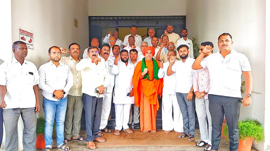 ಕಾಗವಾಡ ಪಟ್ಟಣದ ಪ್ರವಾಸಿ ಮಂದಿರದಲ್ಲಿ ನಡೆದ ಪಂಚಮಸಾಲಿ ಸಮಾಜದವರ ಸಭೆಯಲ್ಲಿ ಸ್ವಾಮೀಜಿ, ಗಣ್ಯರು ಪಾಲ್ಗೊಂಡಿದ್ದರು