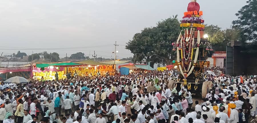 ಶಿರೂರಿನಲ್ಲಿ ಗುರುವಾರ ಸಾವಿರಾರು ಜನ ಭಕ್ತರ ಸಮ್ಮುಖದಲ್ಲಿ ಸಿದ್ದೇಶ್ವರ ರಥೋತ್ಸವ ಜರುಗಿತು