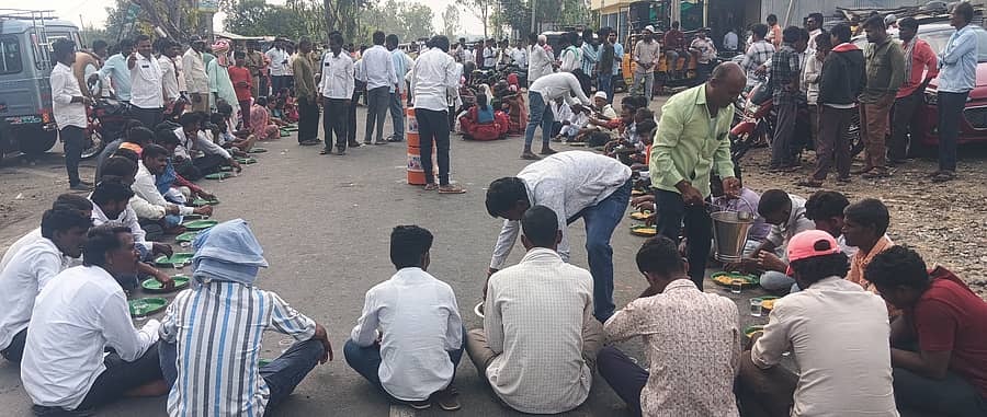 <div class="paragraphs"><p>ಕಾಳಗಿ ತಾಲ್ಲೂಕಿನ ಗಡಿಕೇಶ್ವಾರ ಮತ್ತು ಸುತ್ತಲಿನ ಗ್ರಾಮಸ್ಥರು ಗುರುವಾರ ರಾಜ್ಯಹೆದ್ದಾರಿ-32ರ ಹೊಡೆಬೀರನಹಳ್ಳಿ ಕ್ರಾಸ್ ಬಳಿ ಪ್ರತಿಭಟನೆಯ ಮಧ್ಯೆ ಊಟ ಮಾಡಿದರು</p></div>