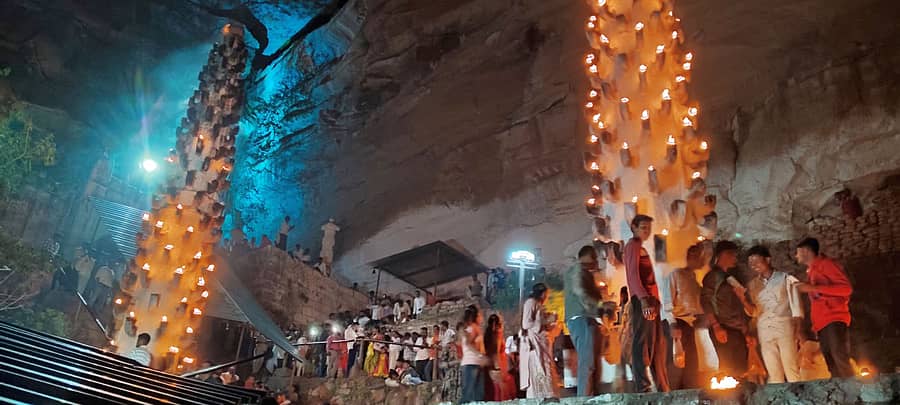 ಗಜೇಂದ್ರಗಡ ಸಮೀಪದ ಕಾಲಕಾಲೇಶ್ವರ ದೇವಸ್ಥಾನದಲ್ಲಿ ಕಾರ್ತಿಕೋತ್ಸವ ವಿಜೃಂಭಣೆಯಿಂದ ನಡೆಯಿತು