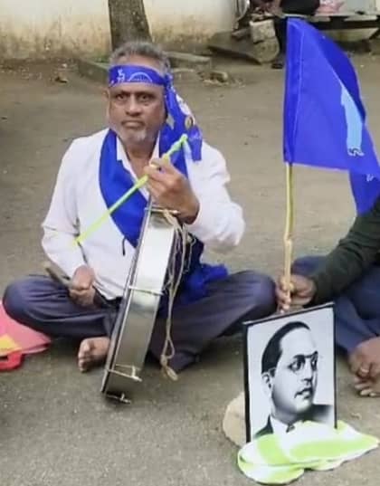 ಹಾಸನದ ಜಿಲ್ಲಾಧಿಕಾರಿ ಕಚೇರಿ ಎದುರು ತಮಟೆ ಬಾರಿಸಿ ಧರಣಿ ನಡೆಸಿದ ಕೃಷ್ಣದಾಸ್‌